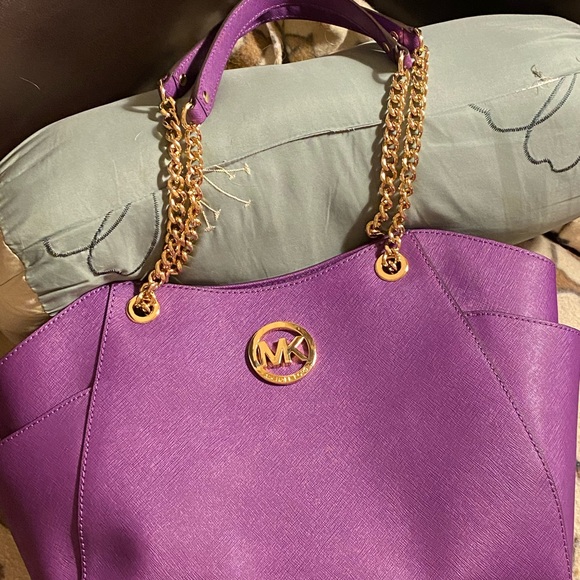Michael kors purple purse - Picture 2 of 2